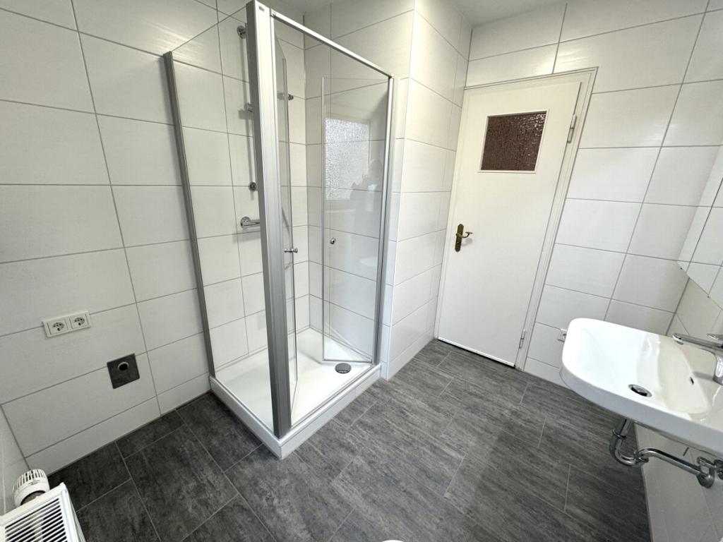 Tageslicht-Duschbad, weit. Ansicht