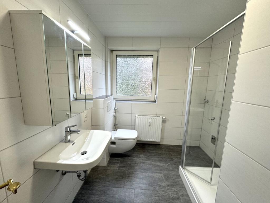 Modernisiertes Tageslicht-Duschbad