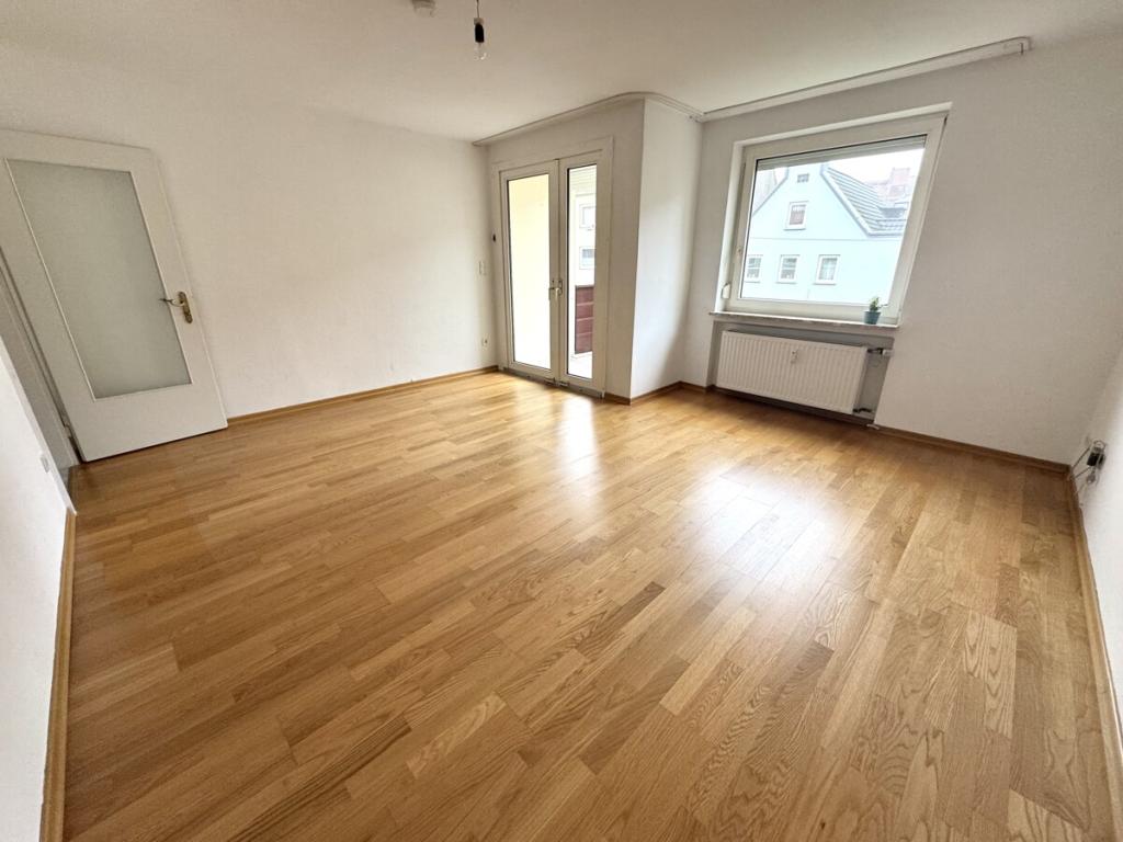 Heller und geräumiger Wohnraum mit Parkett und Zugang Balkon 