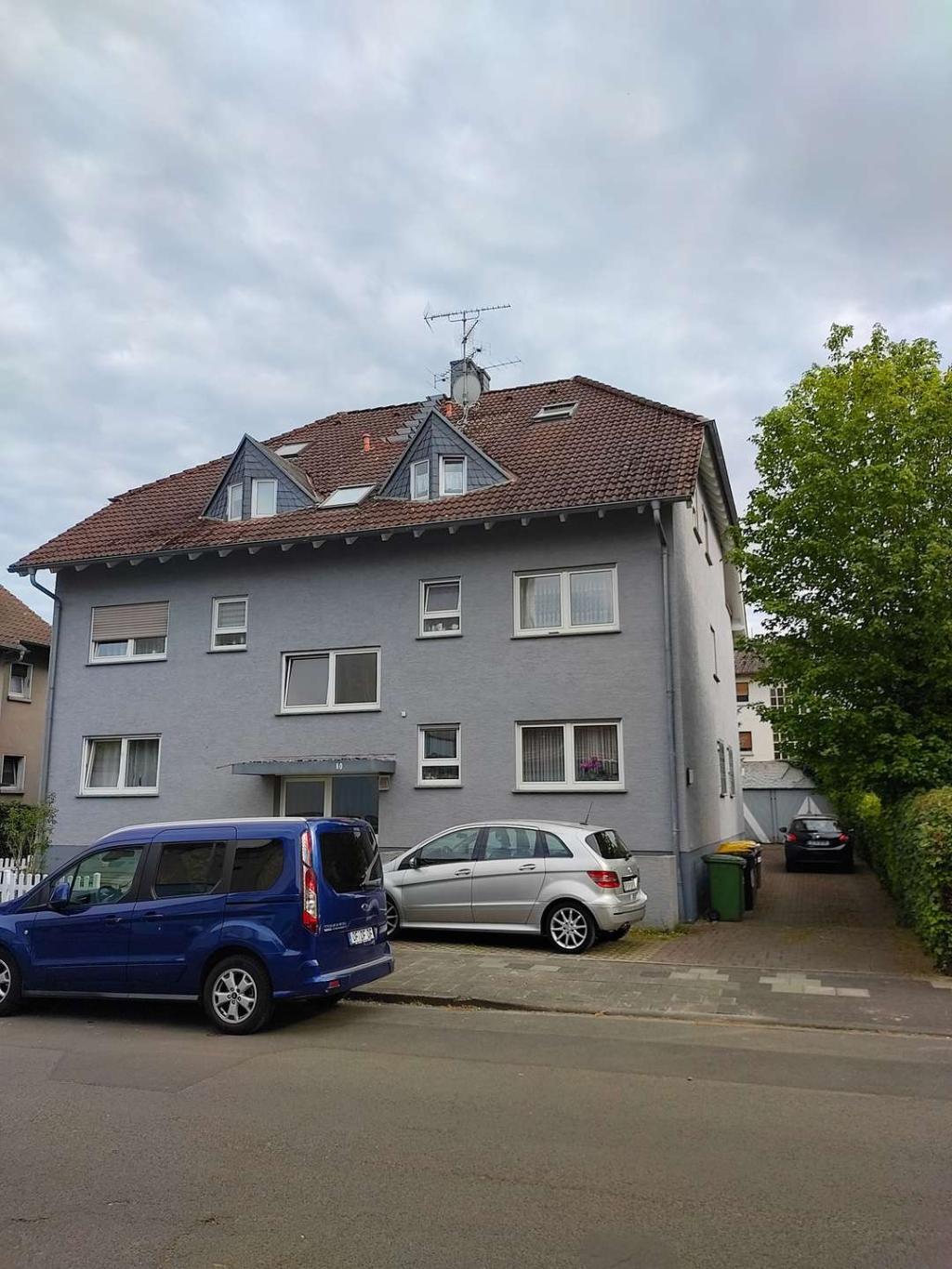 Straßenansicht mit Garagezufahrt