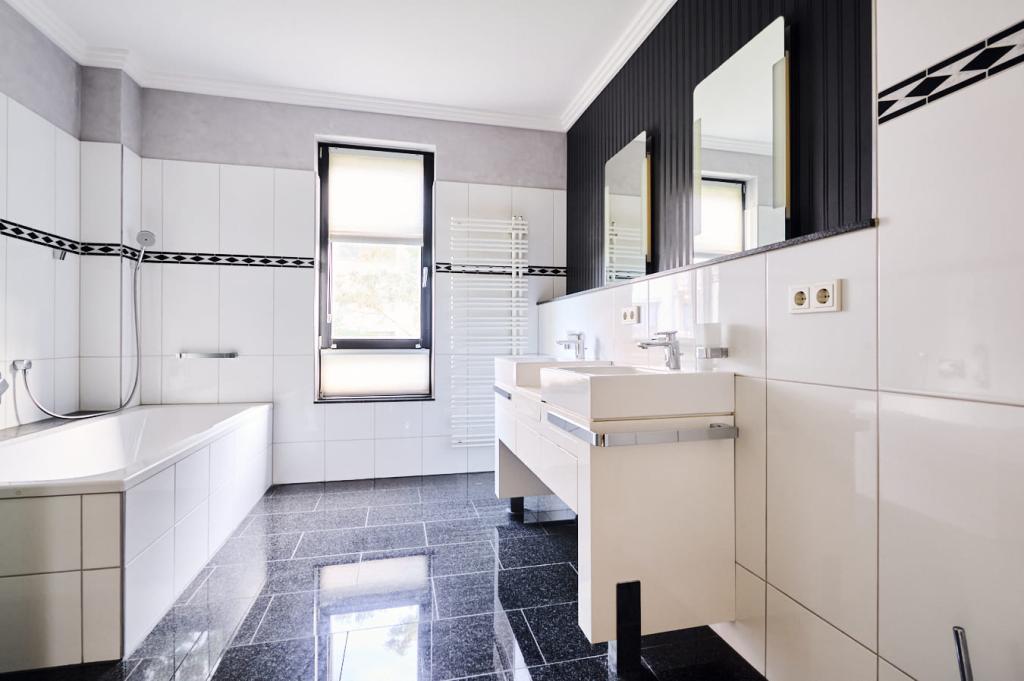 Masterbad mit Dusche und Badewanne