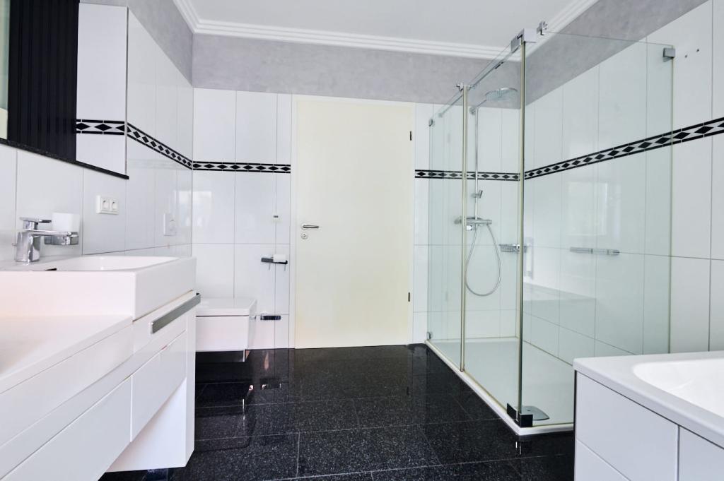 Doppeltes Waschbecken und große Dusche