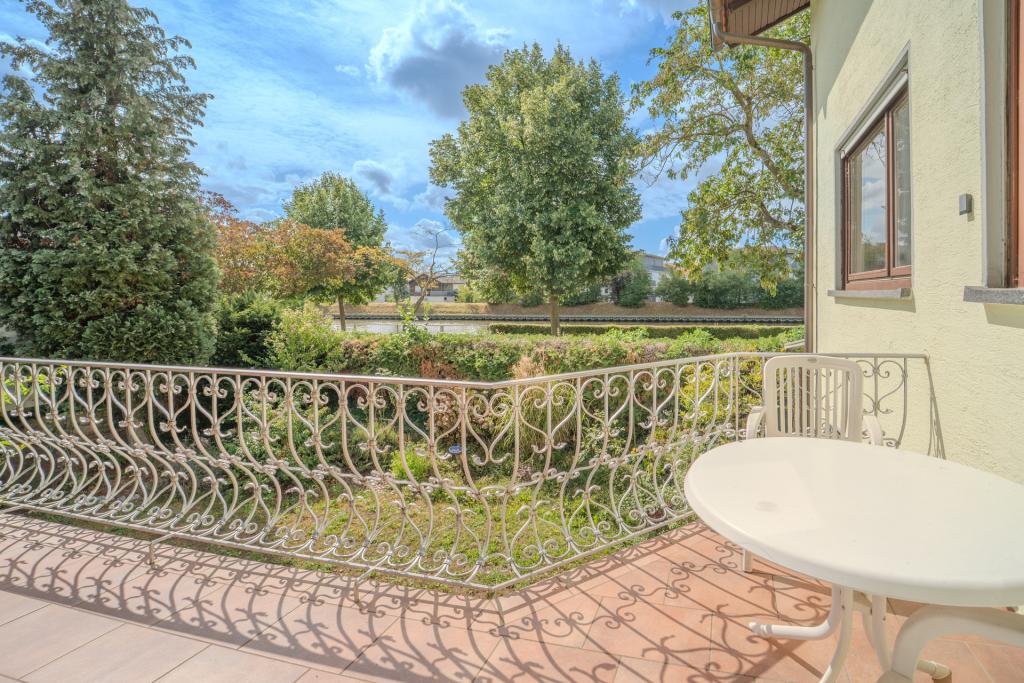 Balkon mit Wasserblick