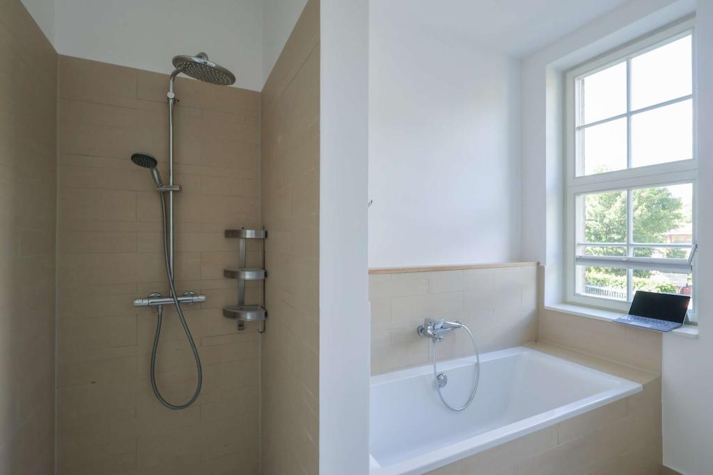 Dusche und Wanne