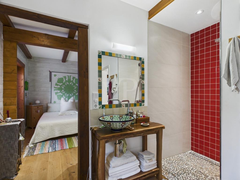 Blick vom Badezimmer ins Schlafzimmer