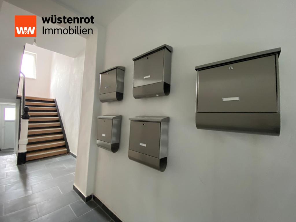 Treppenhaus mit Briefkästen