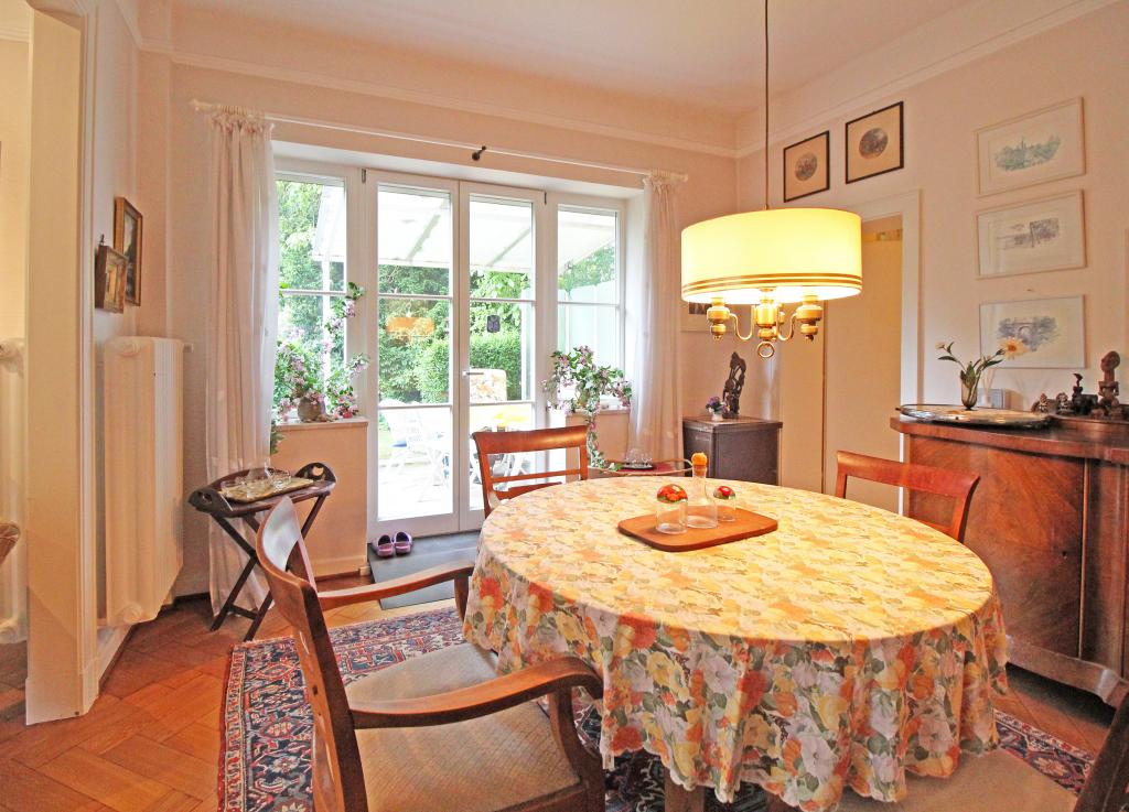 Essbereich mit Zugang zur Terrasse im Erdgeschoss
