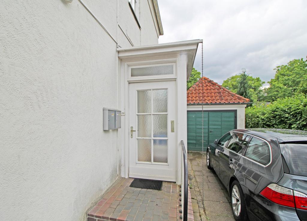 Hauseingang und Garage