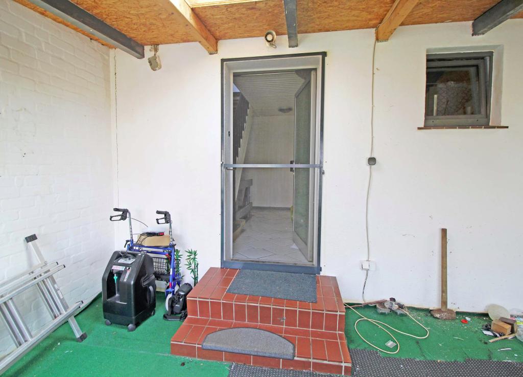 Eingangstür in der überdachten Terrasse
