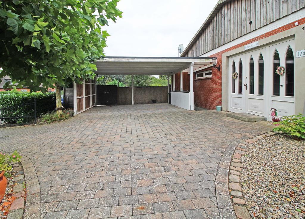 Eingangstür + Carport