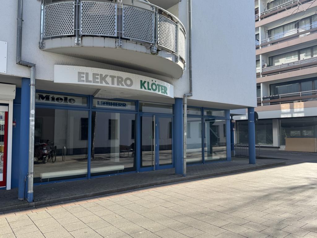 Außenansicht mit Schaufensterfront