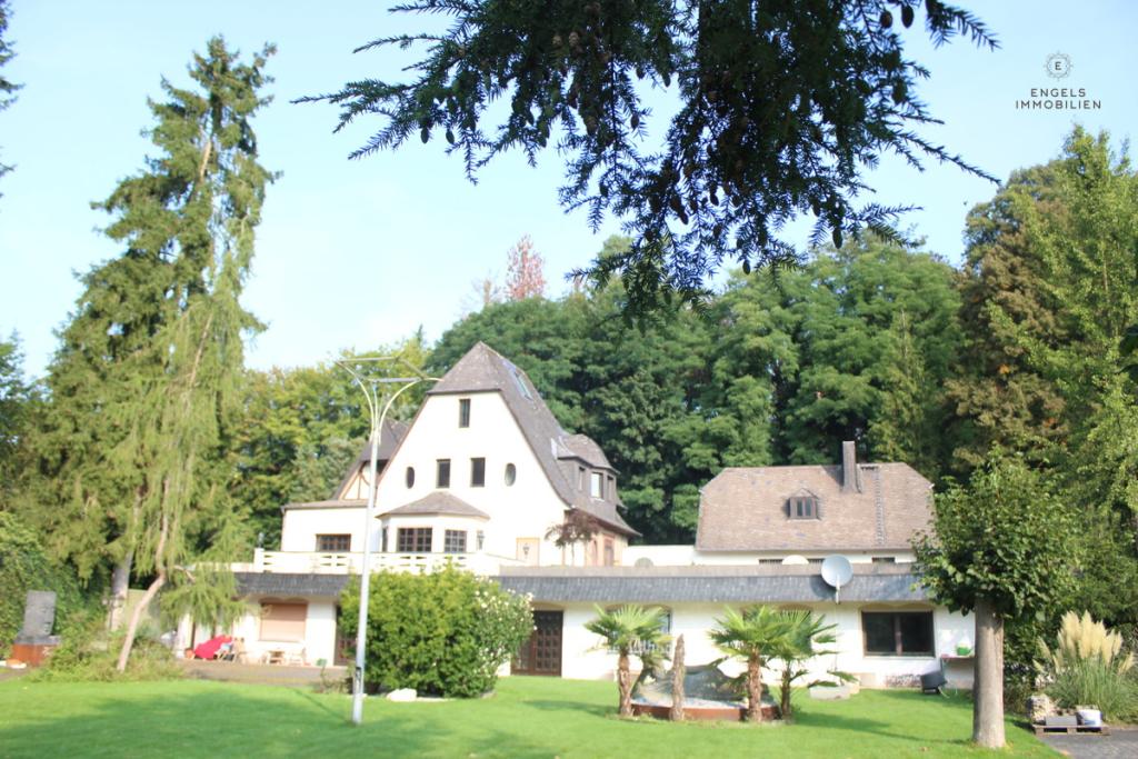 Villa mit Parkgrundstück in Hennef zu verkaufen