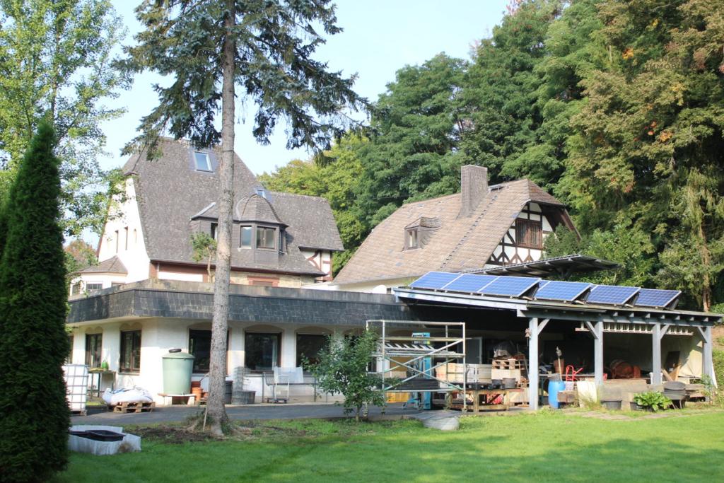 Seitliche Ansicht vom Garten