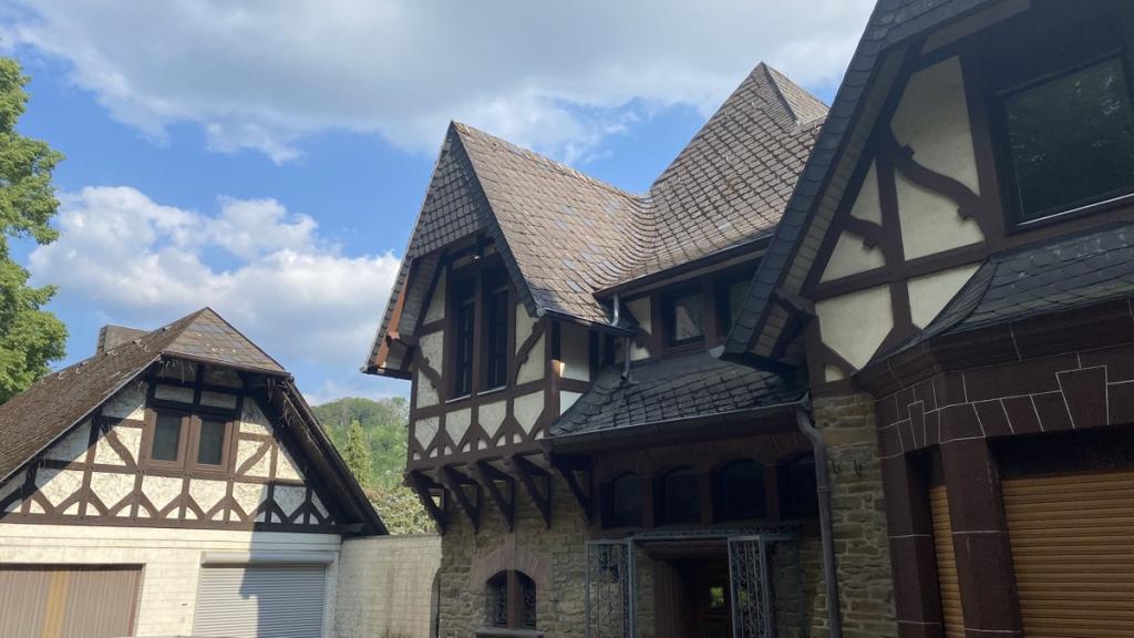 Hofansicht mit Garagennebengebäude