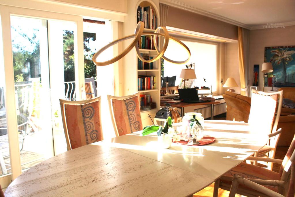 Blick ins offene Wohn- und Esszimmer