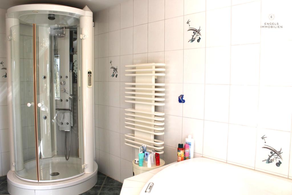 mit Tageslicht, Duschtempel und Whirlpool