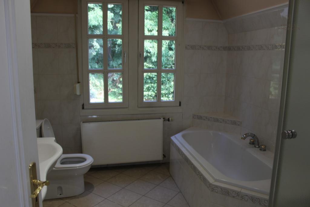 Badezimmer im Obergeschoss der Villa