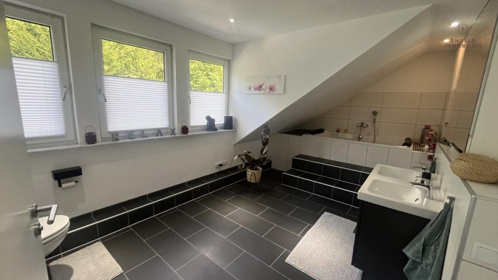 großes Badezimmer