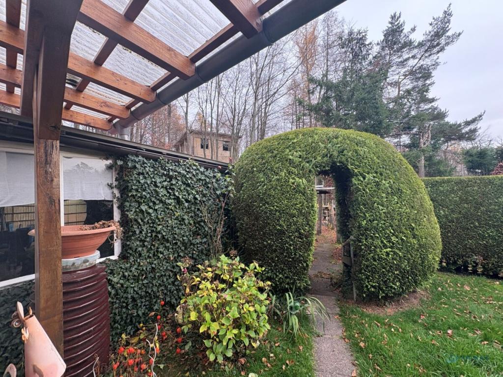 Garten mit Durchgang