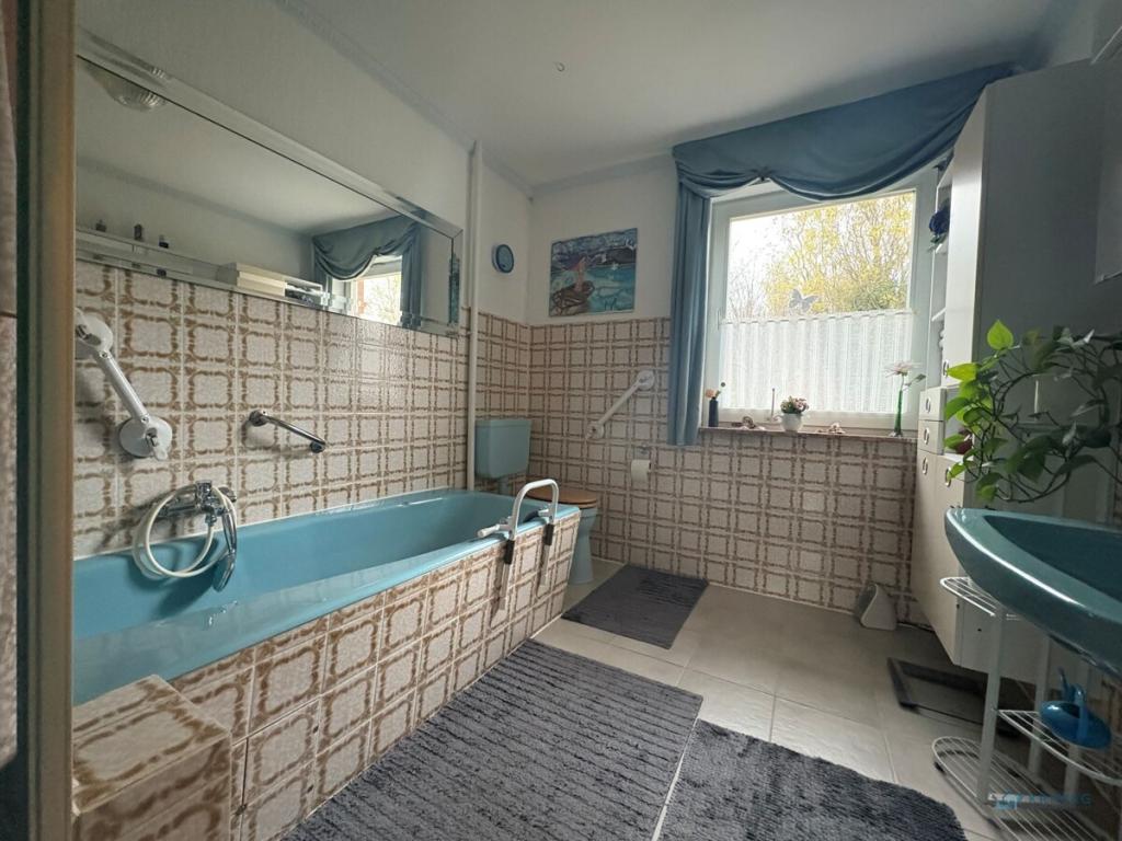 Badezimmer mit Wanne und Dusche