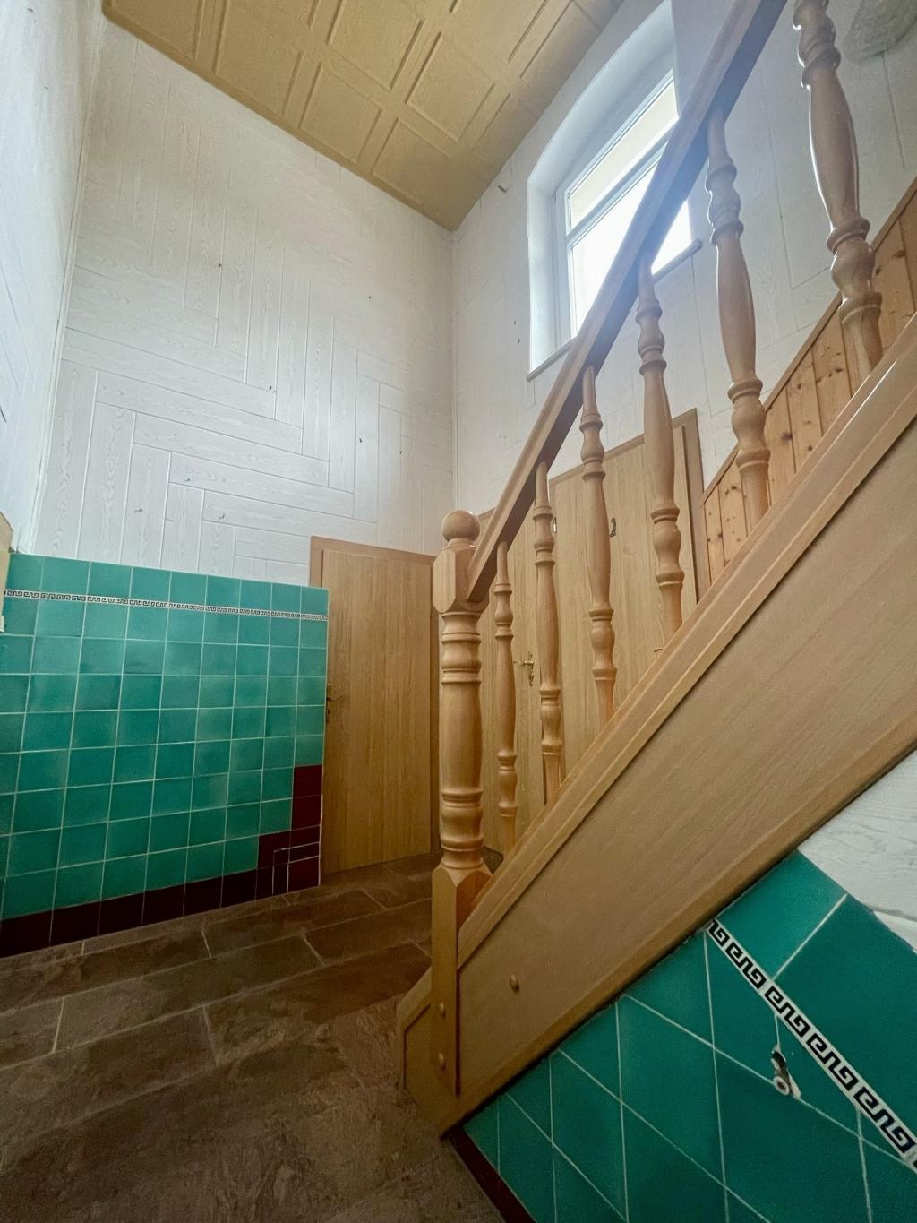 Innen EG Treppe ins OG