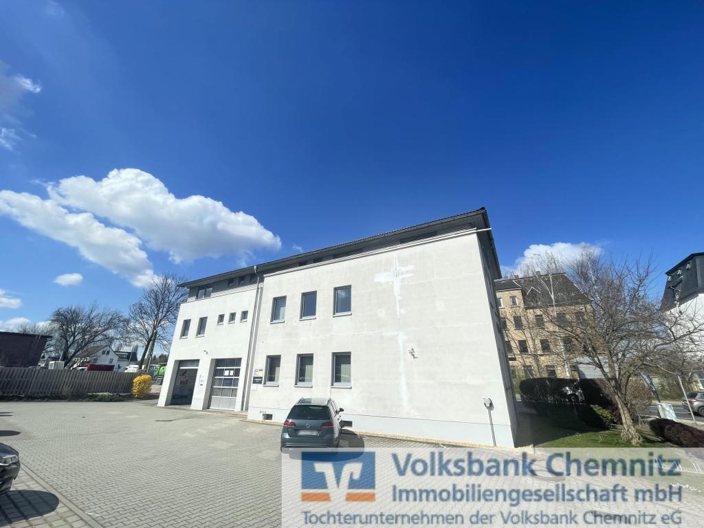 Rückansicht mit Stellplätzen