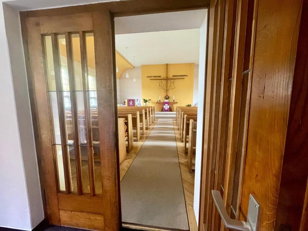 Innen Kirche EG Eingang