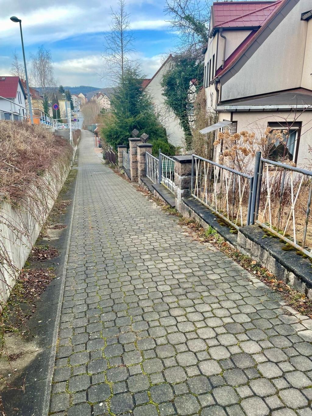 Außen Gehweg vor dem Haus
