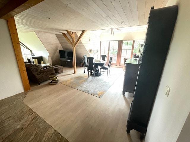 Wohnzimmer mit Balkon