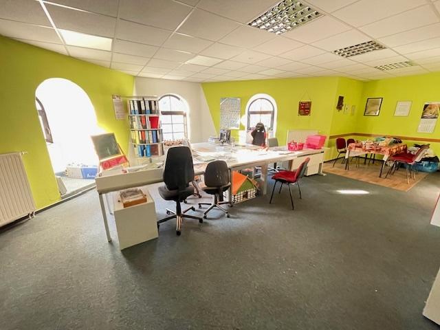 großes Büro im OG