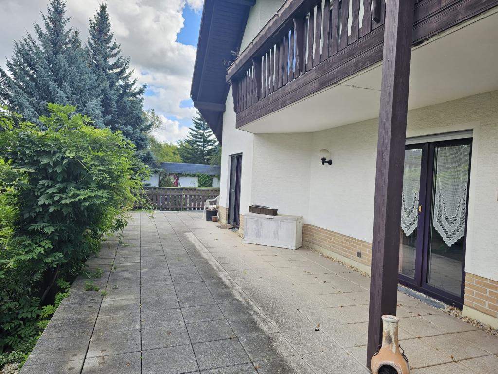 großzügige Terrasse am Wohnzimmer