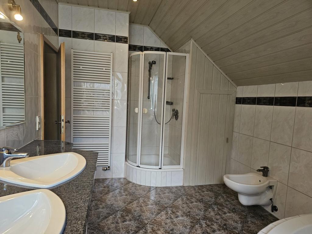 Bad im OG mit Wanne und Dusche