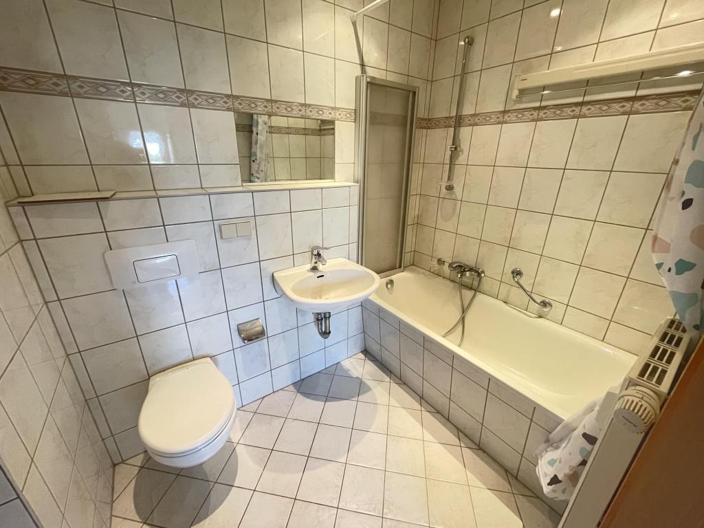 Bad mit Duschabtrennung