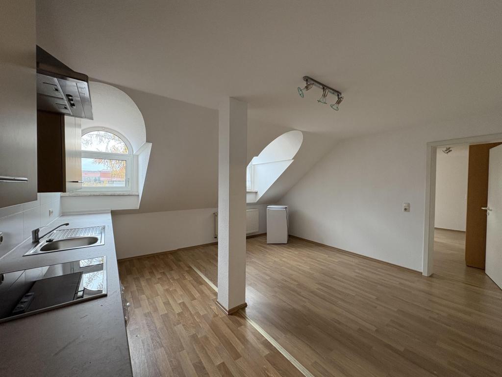 Charmante Dachgeschosswohnung mit Einbauküche in Meerane - Photo 3