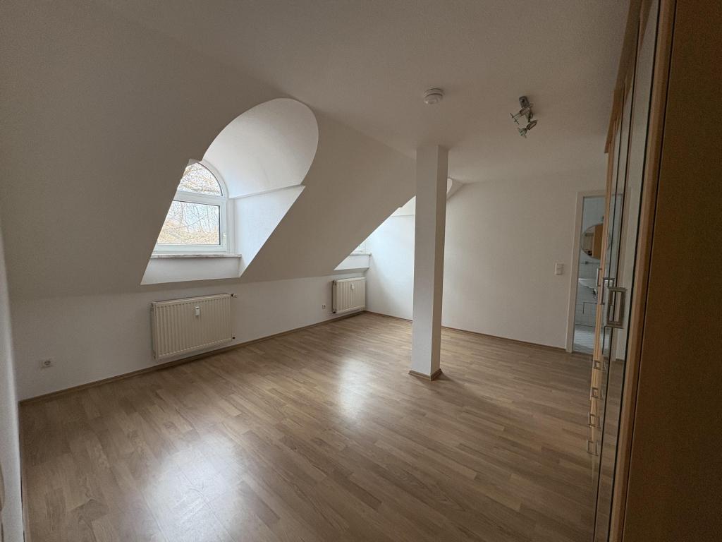 Charmante Dachgeschosswohnung mit Einbauküche in Meerane - Photo 2