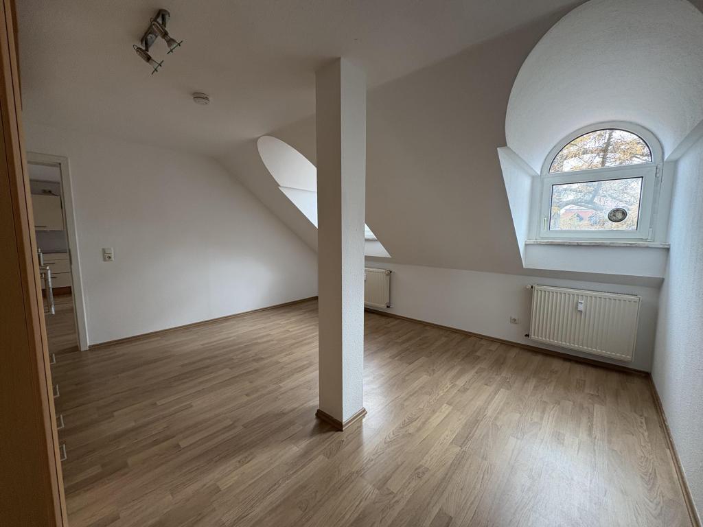 Charmante Dachgeschosswohnung mit Einbauküche in Meerane - Photo 1