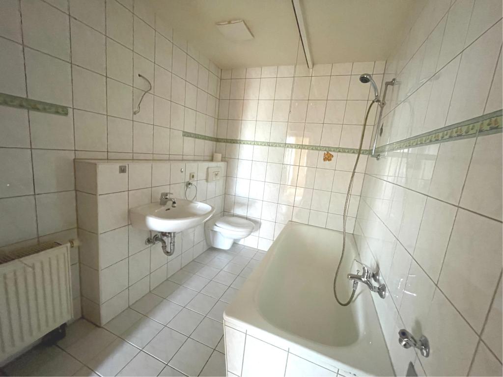 Dachgeschosswohnung in Fraureuth mit Einbauküche - Photo 2