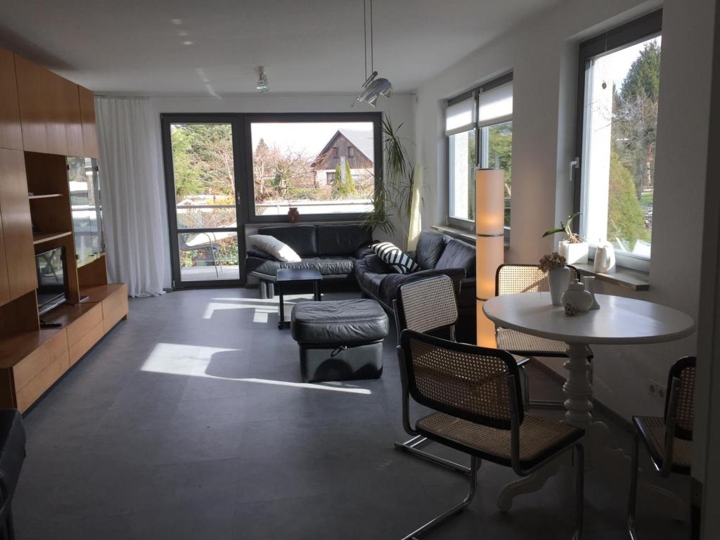 Helle und möblierte Single-Wohnung mit Terrasse in Chemnitz-Adelsberg - Foto 1