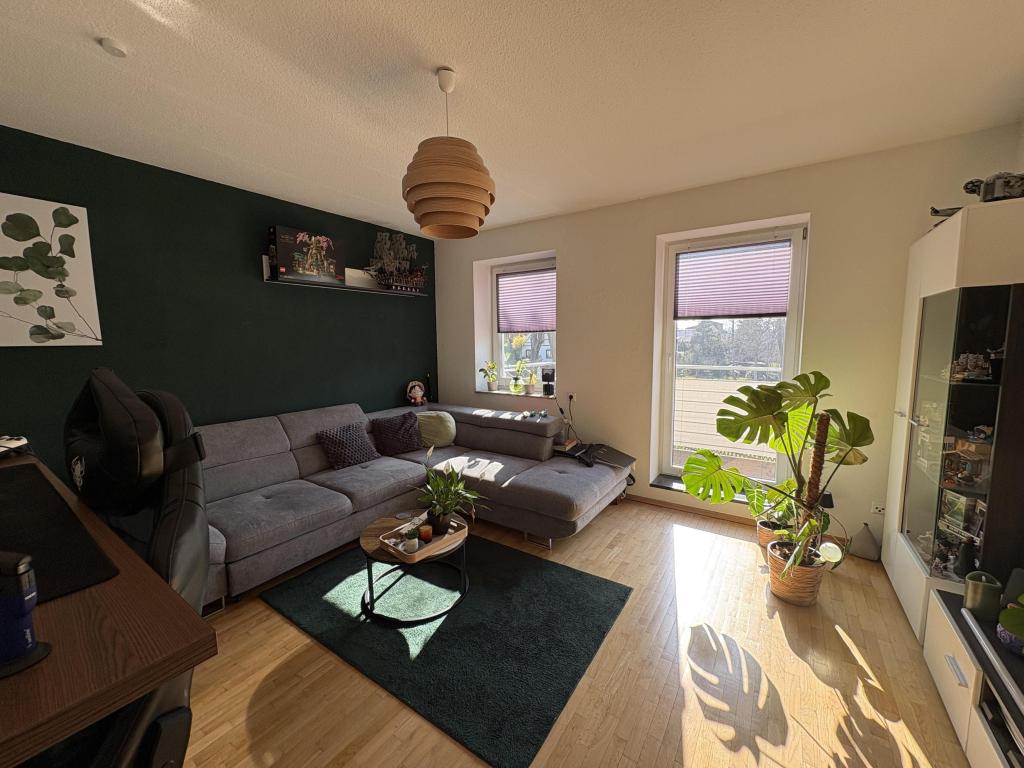 Sonnige Zwei-Raum-Wohnung mit Einbauküche in ruhiger Siedlungslage - Foto 1