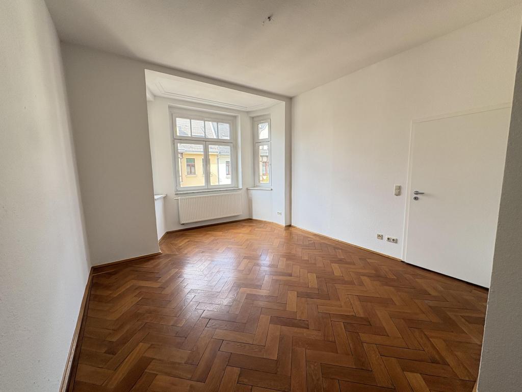 Einzigartige 8-Raum-Wohnung mit Einbauküche und Liftzugang - Großzügiges Wohnkonzept in Zwickau - Photo 2