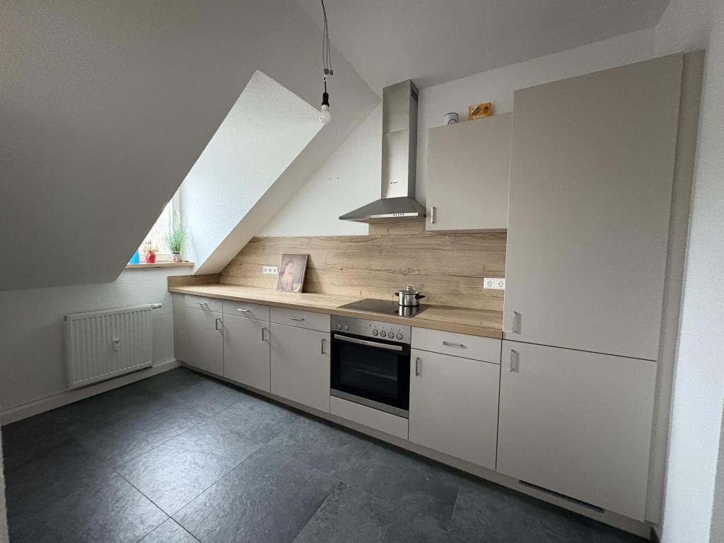 Zentral gelegene Dachgeschosswohnung mit Einbauküche in Zwickau - Foto 3