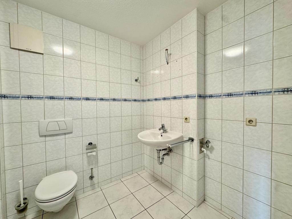 Helle 2-Raum-Wohnung in zentraler Innenstadtlage mit Balkon und Tiefgaragenstellplatz - Photo 4
