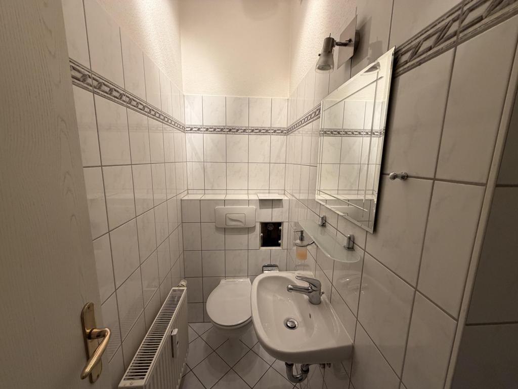 Helle Zwei-Raum-Maisonette-Wohnung mit offenem Grundriss und Einbauküche - Photo 3