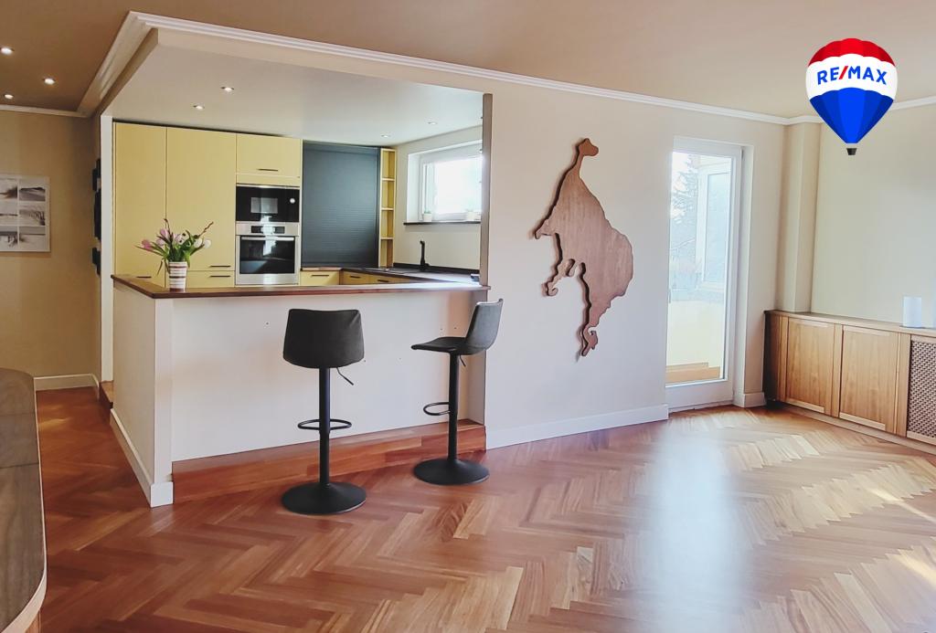 Wohnbereich mit Kücheninsel