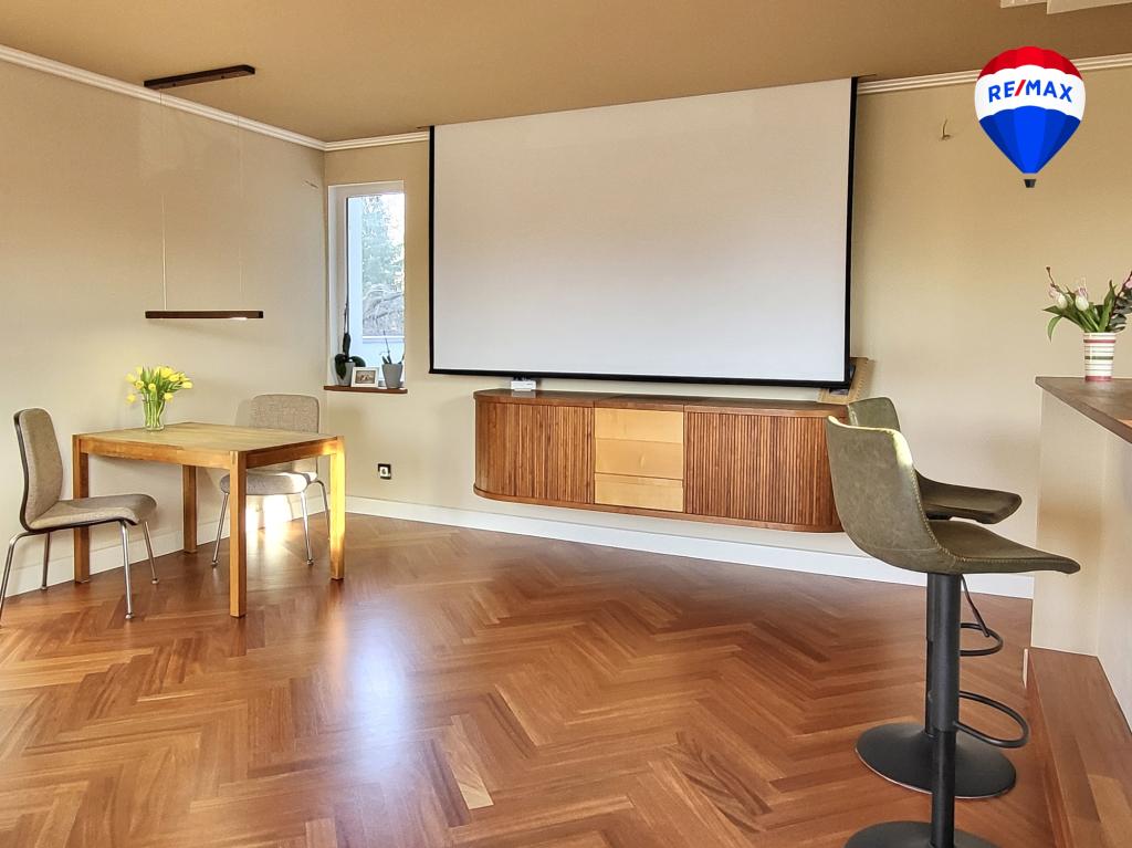 Wohnzimmer mit integrierter Leinwand