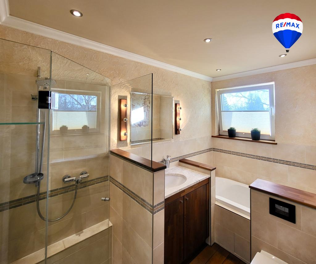 Bad mit Dusche und Badewanne