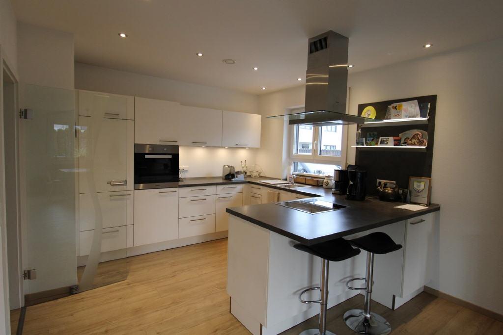 Einbauküche mit Sitztheke