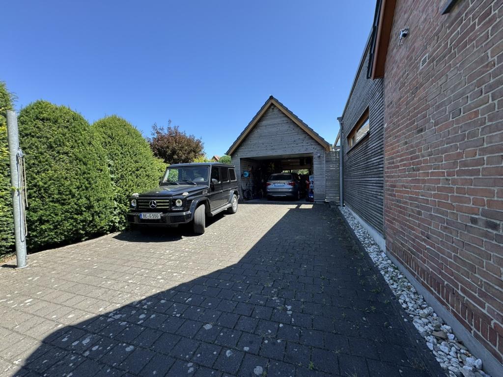 Auffahrt und Garage