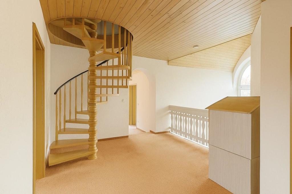 Galerie mit Wendeltreppe zum Spitzboden