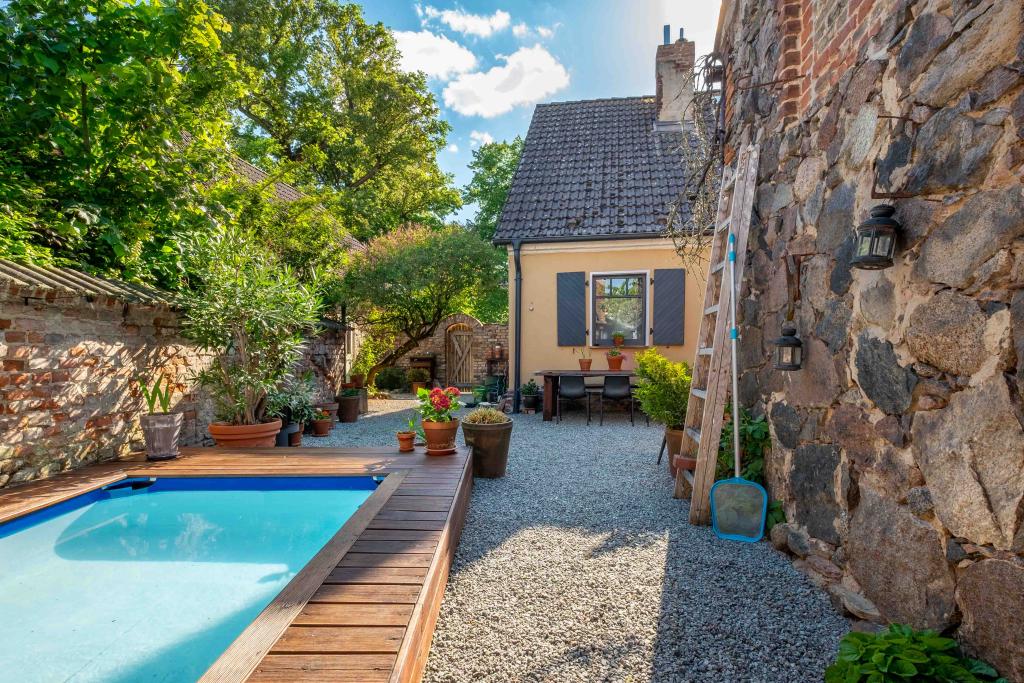 Pool & Patio